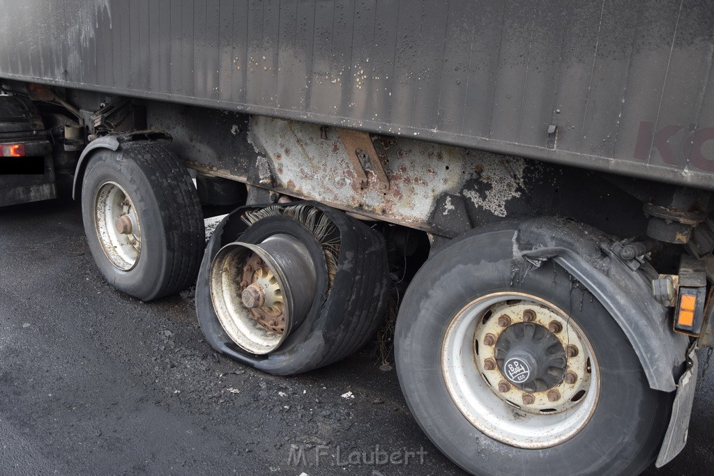 Auto 1 Reifenbrand LKW Koeln Porz Gremberghoven Ratherstr P24.JPG - Miklos Laubert